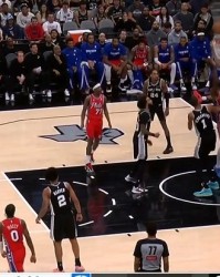 乐鱼网官网-还是得逞了！恩比德合球造犯规不成 自抛自扣最终获得罚球